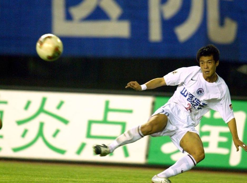 徐亮的足球生涯可以说是波澜壮阔,1981年出生于沈阳,在小的时候就开始