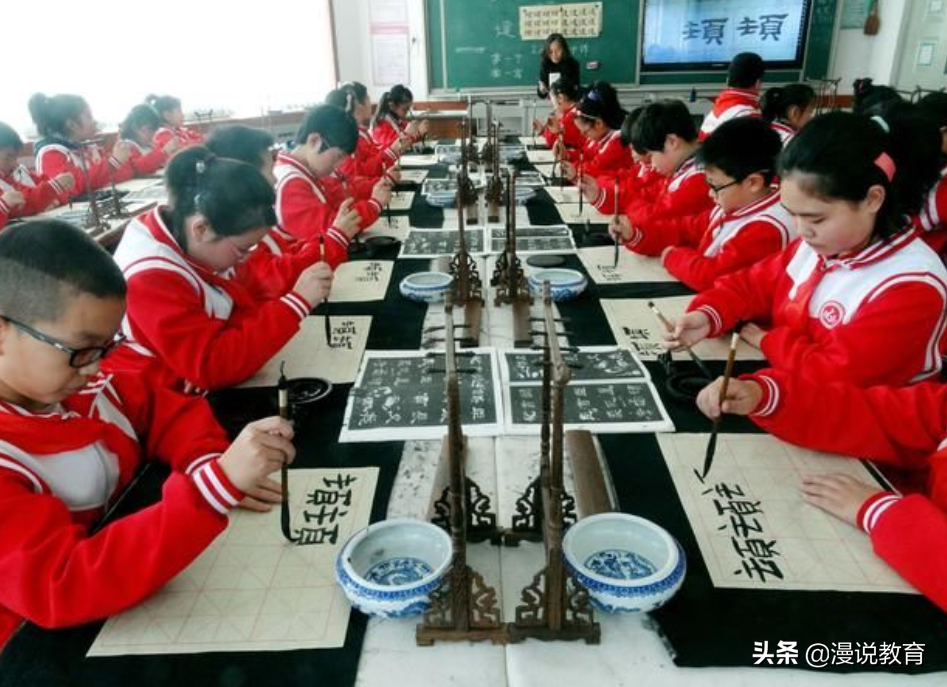 到底选公立学校还是私立学校？家长很纠结，学生对比很明显