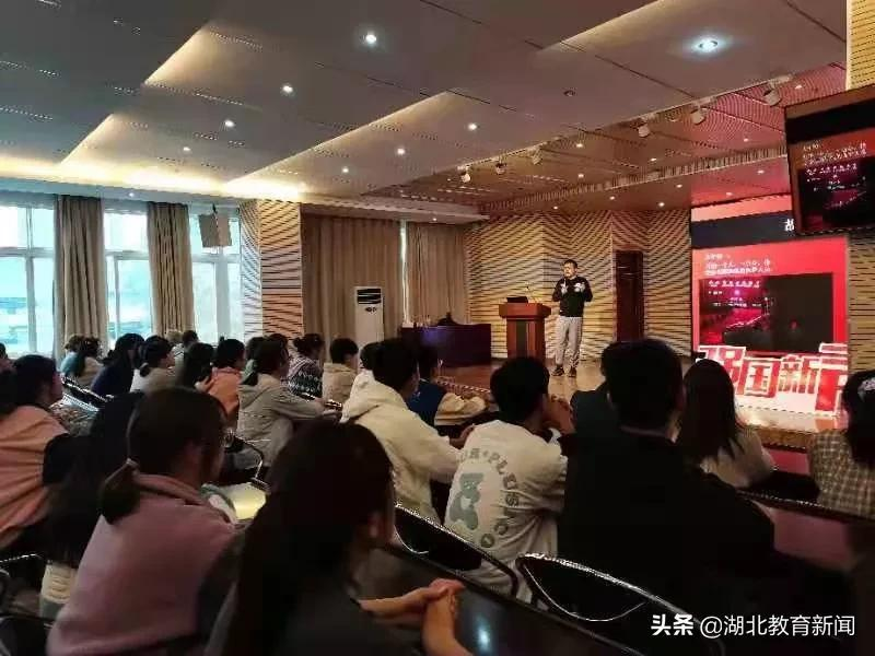 “生命摆渡人”汪勇竟向学生们展示自己的“朋友圈”？这堂大思政课太活了