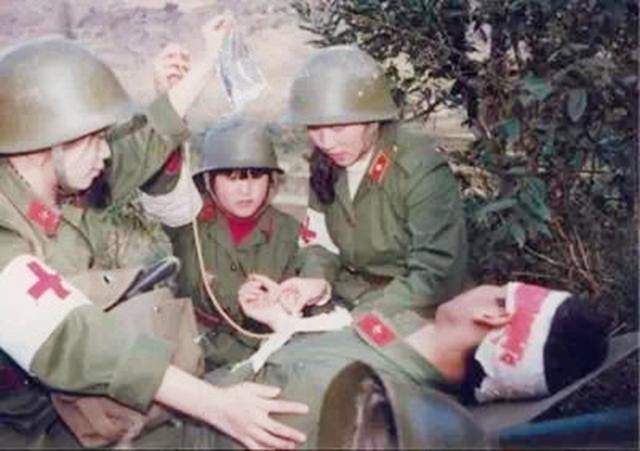 1986年老山战役照片《死吻》:那名医护队女护士张茹,后来怎样了