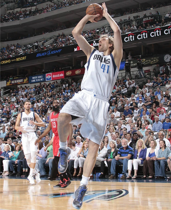 nba特技都有哪些(一招鲜吃遍天！盘点NBA最强的十大球星绝技：梦幻脚步仅排第三)