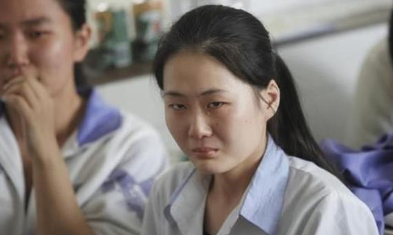 11名初一新生被劝退后续，家长让孩子在校门口住下，学校作出回应