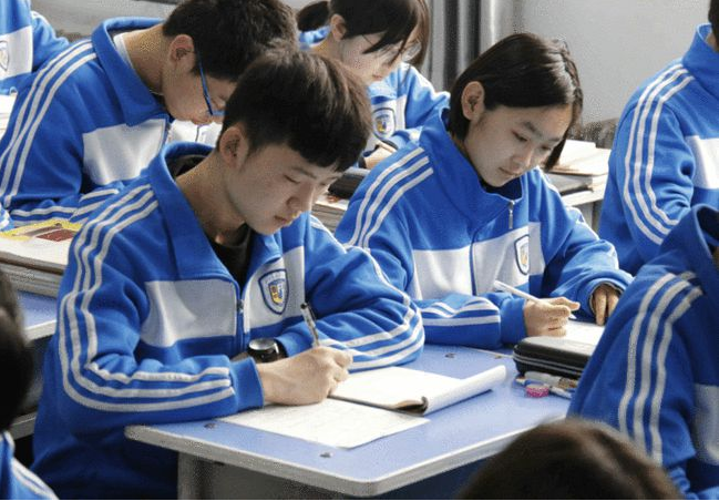 九年一贯制学校已经出现，新式小升初更“吃香”？家长看法不一