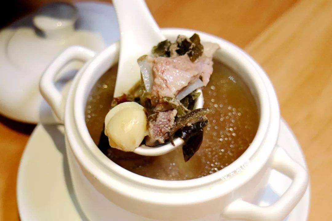 金线莲图片(一种野草"金线莲",浑身金灿灿,农村很常见,炖鸡汤泡茶价值