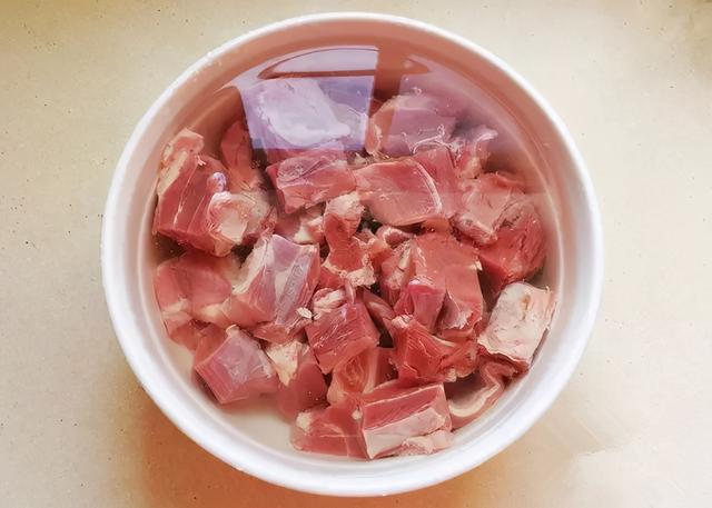 家常版清炖羊肉，用最少的料，炖出最鲜的汤，好喝不腻，没腥膻味