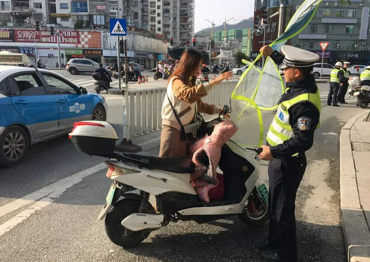电动车安装遮阳伞为夏季降温，却属于违规？到底能不能安装惹争议