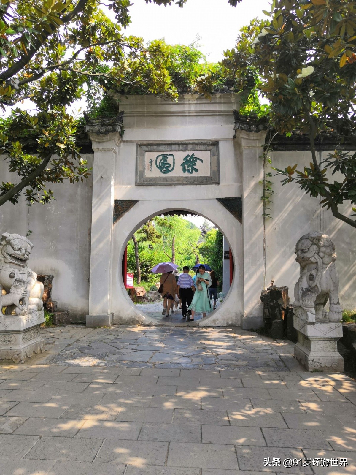 瘦西湖是长条形的,可以从北门进,逛到南门,或者从南门逛到北门.