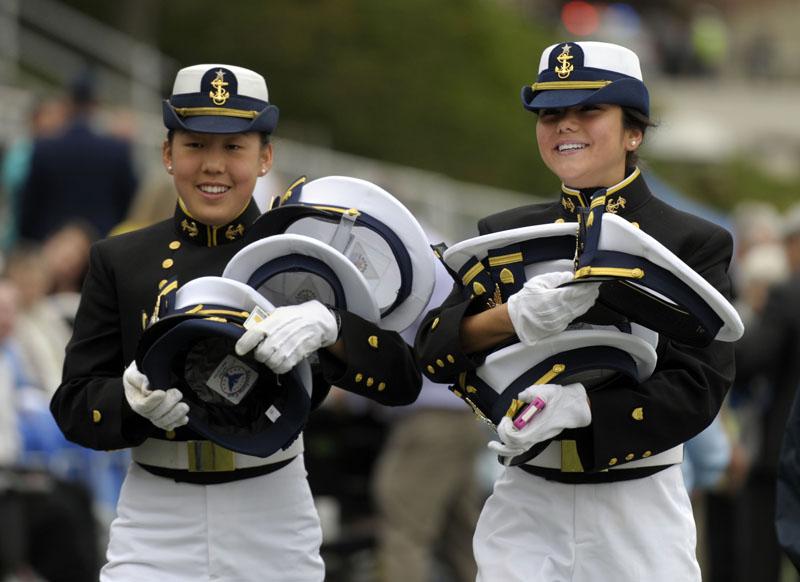 美国军校学员等级森严，在制服和军衔上有所体现，比如海岸警卫队