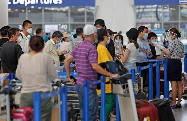 滑稽！因手机存有军训照片，赴美留学生被遣返，看看英国怎么做的