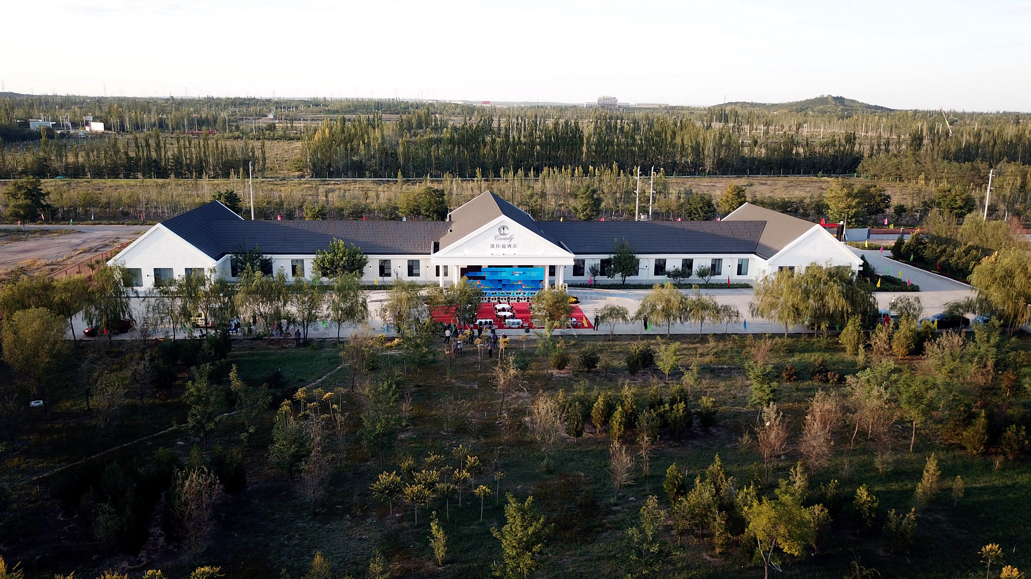 贺兰晴雪酒庄,迦南美地酒庄,凯仕丽酒庄,嘉地酒园,银色高地都是贺兰山