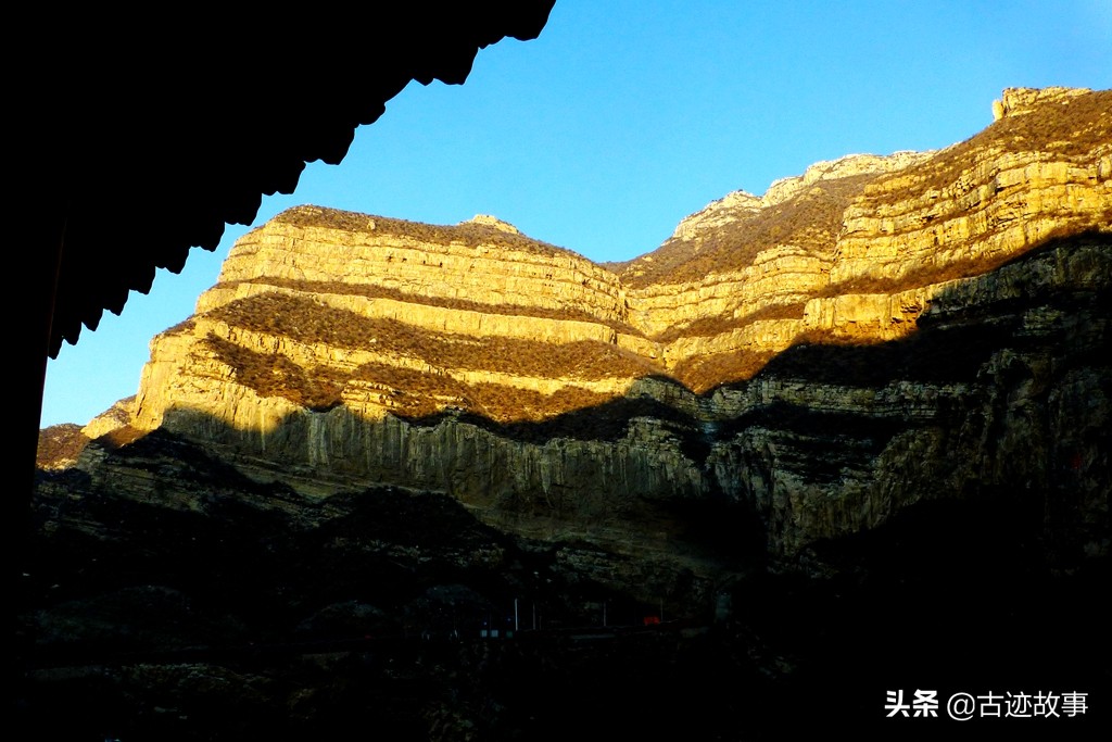 凭栏悬空寺，静看夕阳染恒山