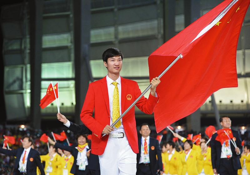 我国历届奥运会旗手都是谁(回顾中国奥运历届旗手，男篮运动员连任8届，为何朱婷能打破传统)