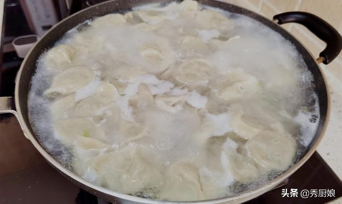 包白菜饺子，记住老师傅的“2放2不放”，饺子鲜嫩多汁，特好吃
