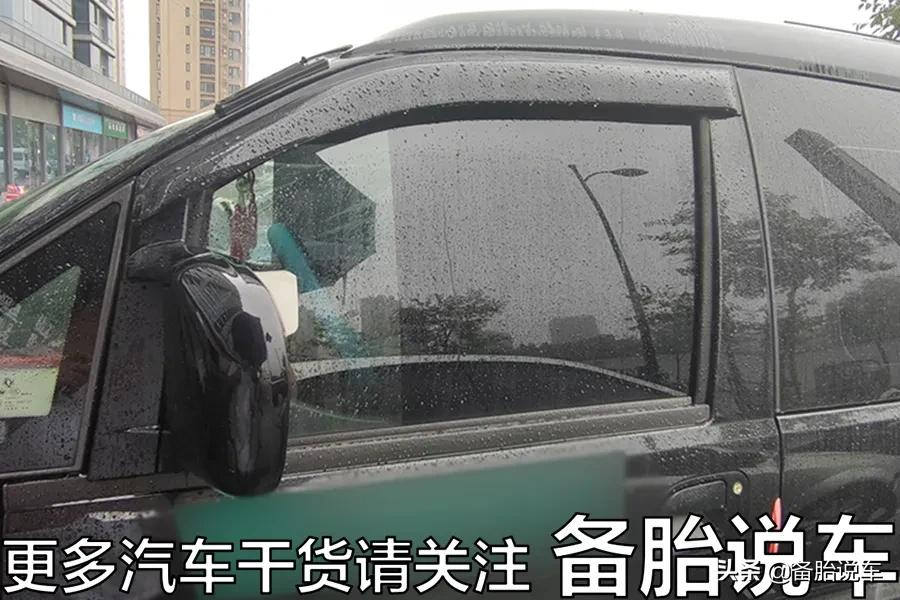 前排车窗贴膜要切“三角窗”吗?交警:透光率合格就不用切