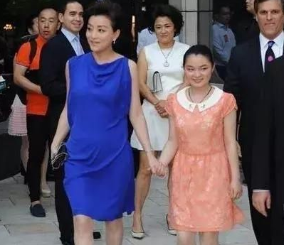 杨澜24岁儿子罕曝光，长相俊秀像妈妈，在美国出生至今不知其姓名