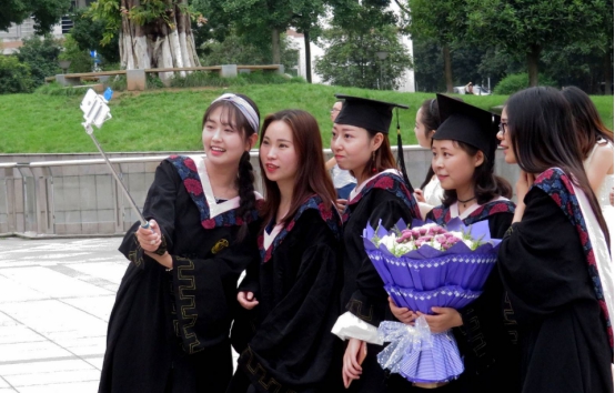 大学生“半价”就能买火车票，中学生为什么不能？很多人不知道