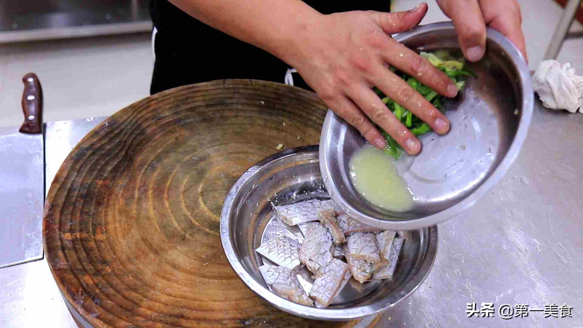 厨师长告诉你带鱼怎么煎，才能焦香酥脆，不沾连不糊底不回潮