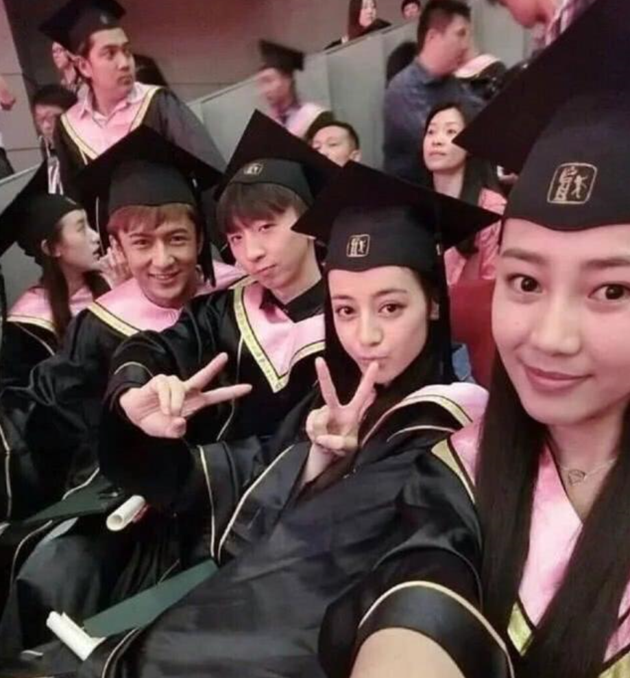 肖战迪丽热巴大学素颜毕业照被扒，前者变化太大，后者几乎一样