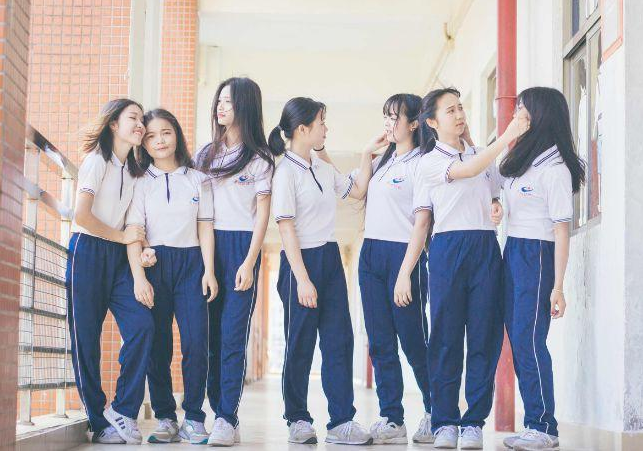 中学生对校服下手了，设计改版花样百出，家长看了忍不住想打人