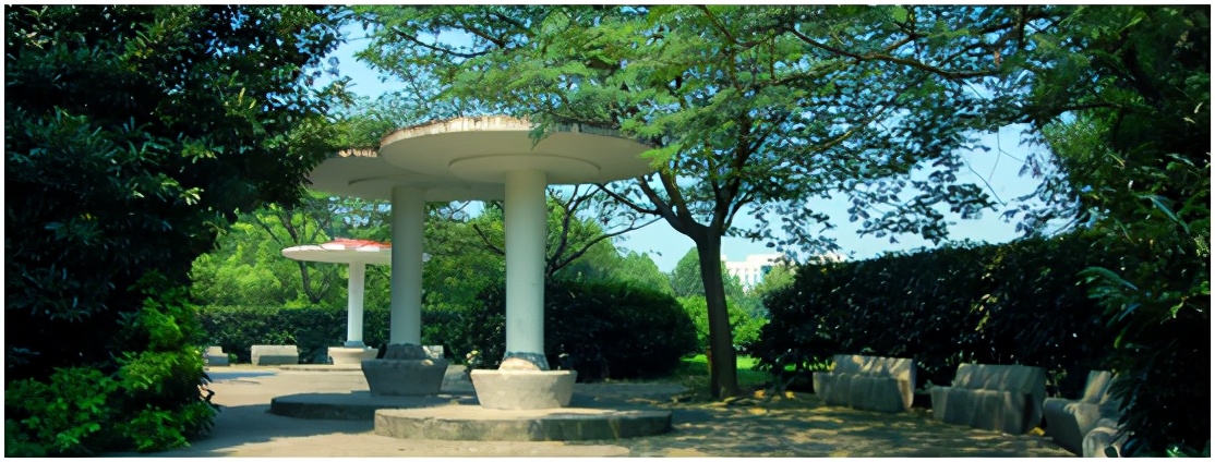 湖北“超网红”大学：依山傍水，空调宿舍，每人还配家具一套