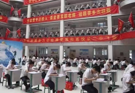 还记得“土猪”张锡峰吗？如今高考成绩如何？他拱到“白菜”了