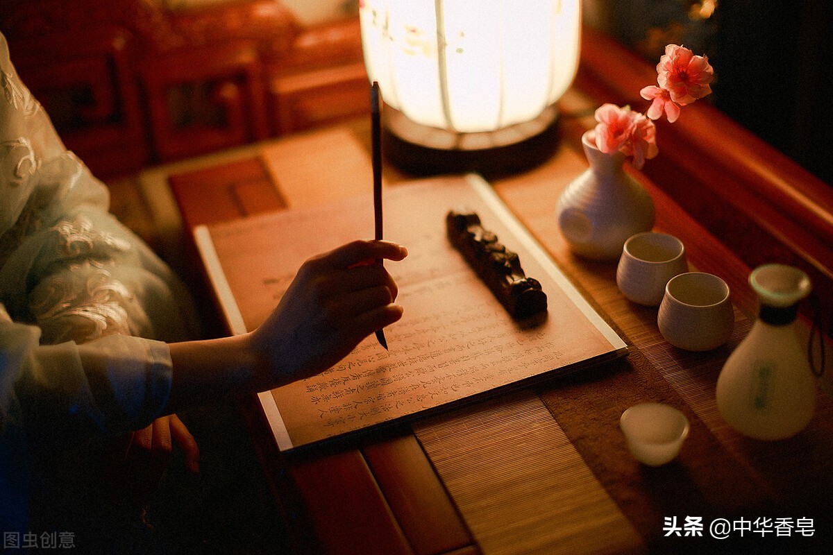 松烟入墨香膏，缕缕清新顺着窗隙，沁人香韵融入青草蛙鸣中