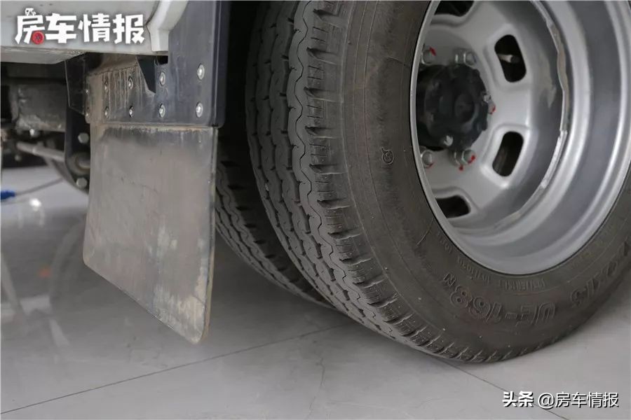 宇通依维柯B型房车2+3式布局，超大天窗，内饰豪华，适合3口之家