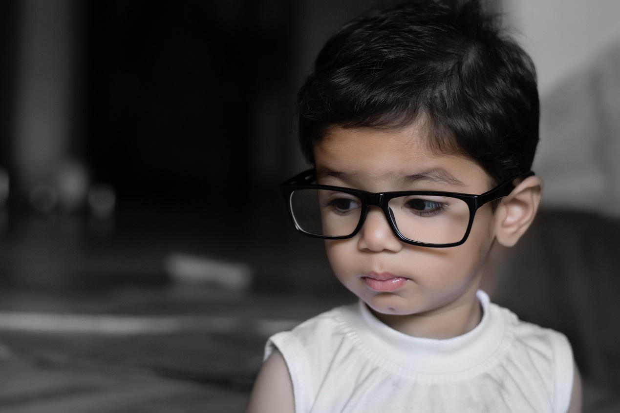 刚出生的宝宝视力很脆弱，这些事情别做，不然孩子1岁就戴上眼镜