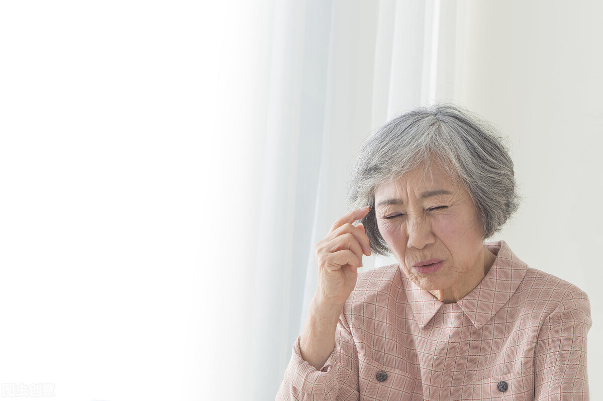 缺什么维生素会长白发？导致白发的原因有哪些？生活中注意这3点