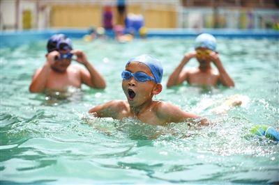 鉴于年年都有溺水事件发生，有家长建议：应该把游泳纳入必修课