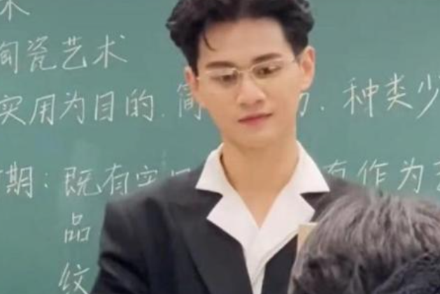 这位杭州大学的男老师红了，只因神似任嘉伦，每天被学生围观