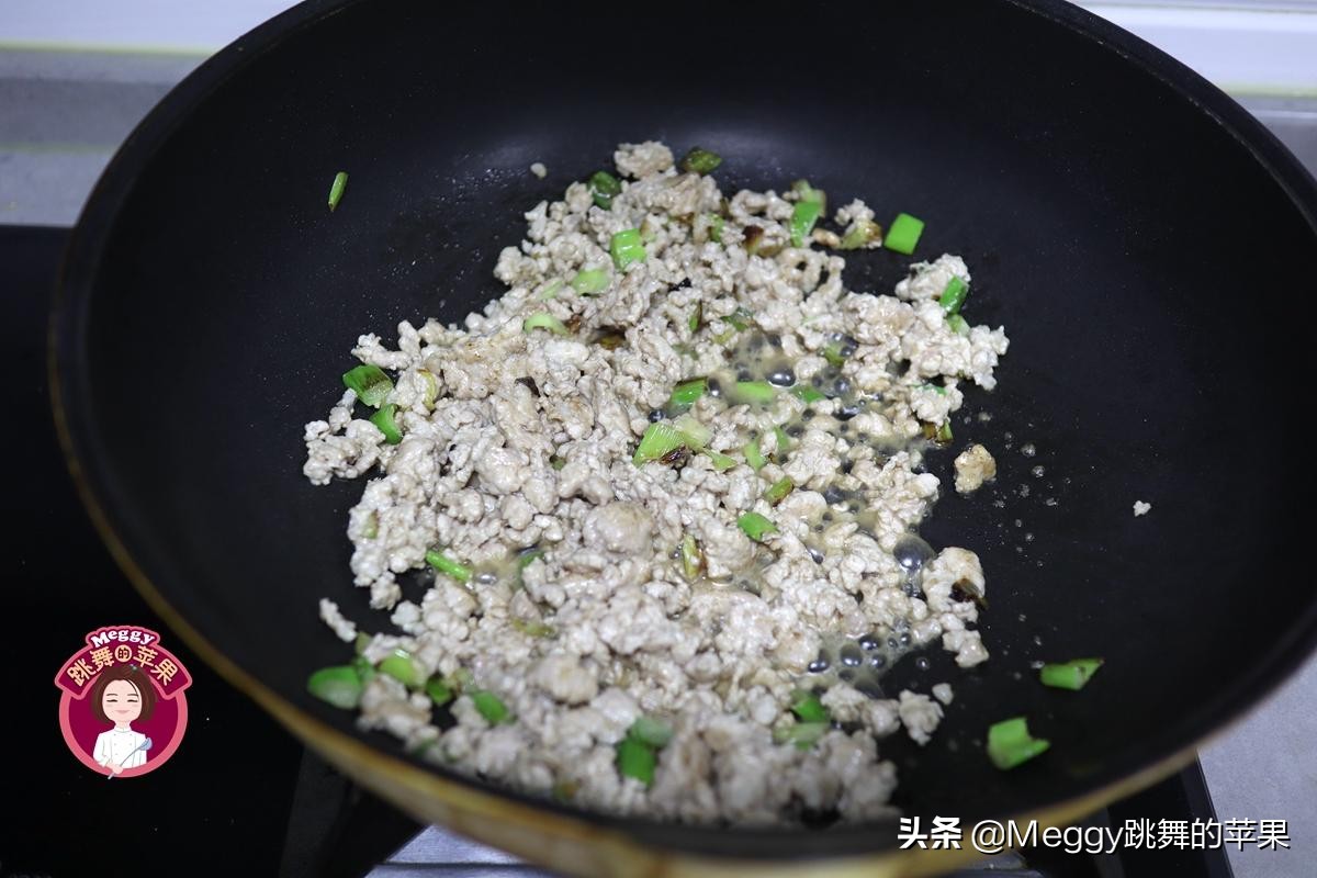 立秋晚餐2个盆端上桌，4人花费不到20元，营养美味又水灵
