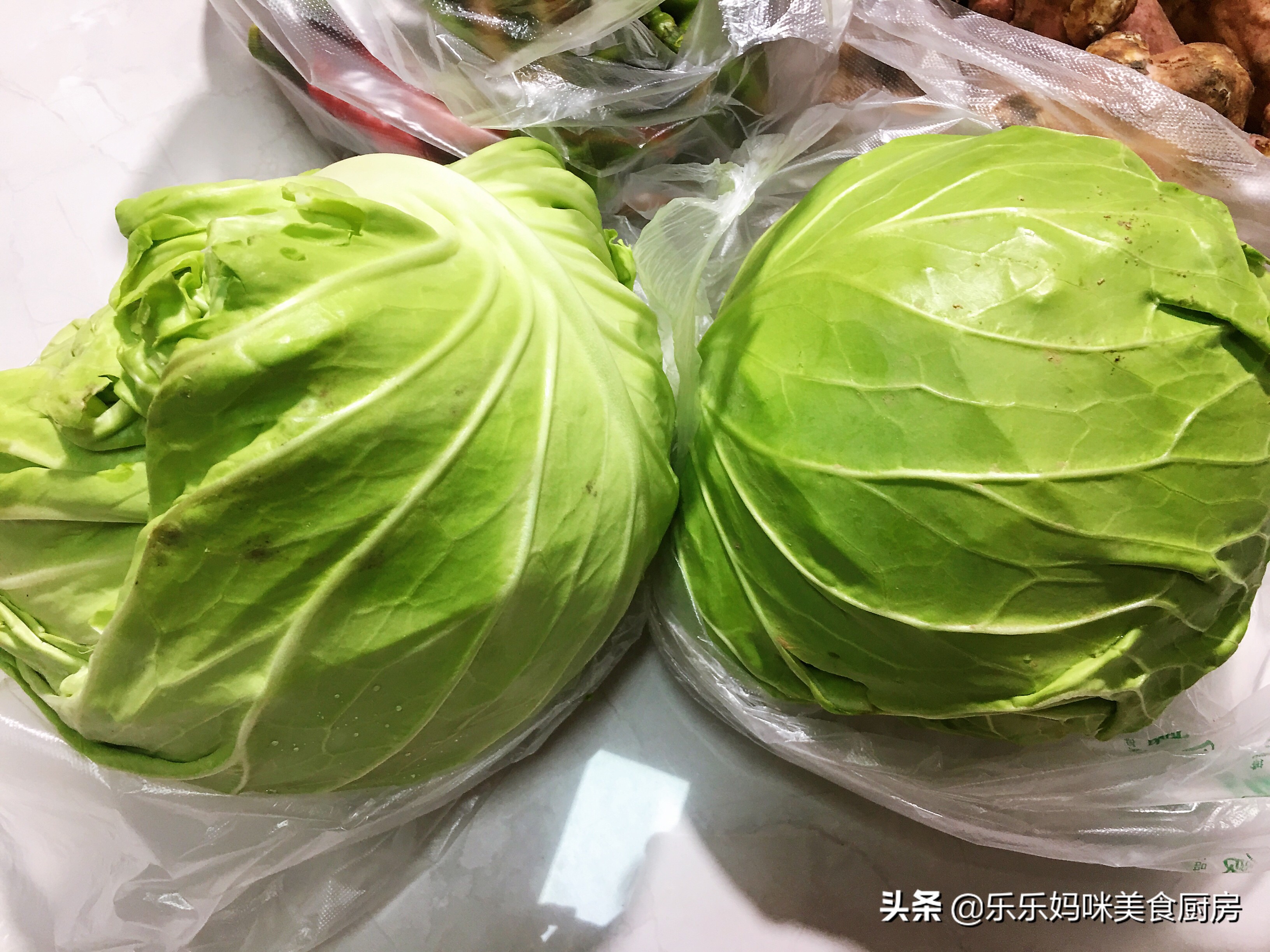 每年秋季，妈妈都用这方法腌咸菜，7种食材腌1瓮，够吃一冬