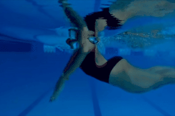 不克服这三个腿姿错误，蛙泳怎么会游得快？