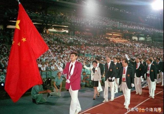 08奥运会篮球国旗有哪些(历届夏季奥运会中国代表团旗手风采（1984-2021）)