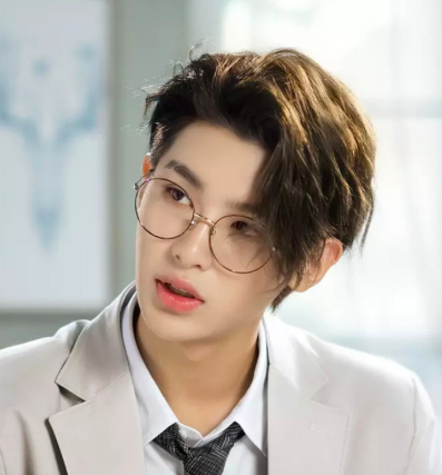 00后小鲜肉怼黑粉，被指言论像社会青年，网友吐槽立人设就多读书