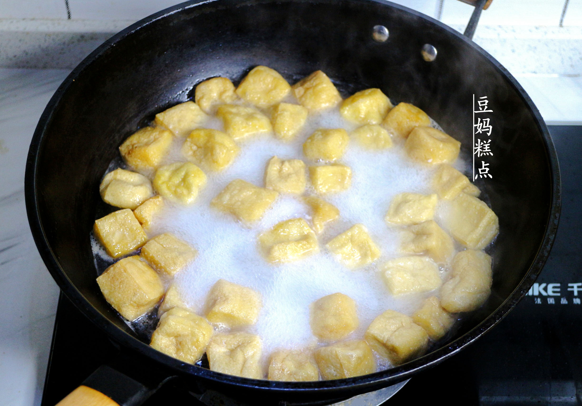 青椒素炒豆腐泡，简单几步，入味足还很下饭