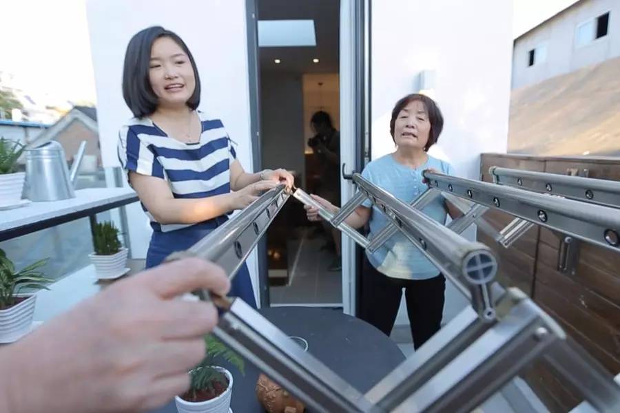 北京二环25㎡小屋，为让女儿回家住，年迈父母坚持睡6㎡露台