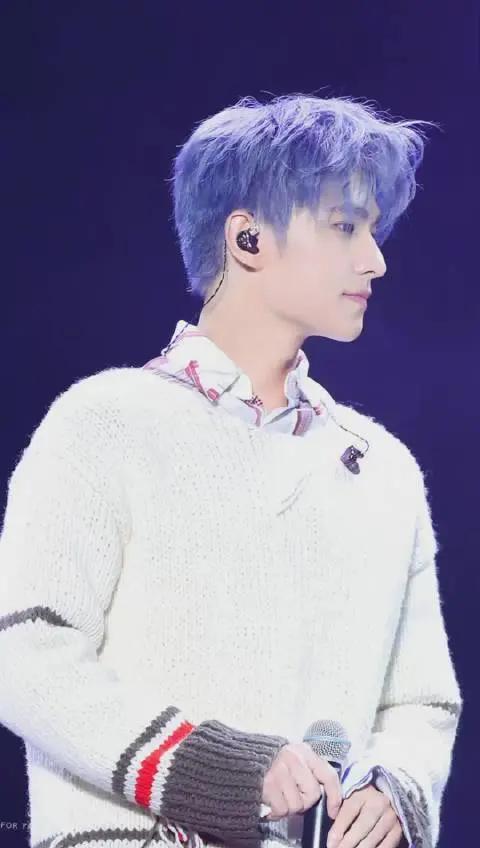 杨洋蓝色发型太惊艳了！不愧是军艺校草