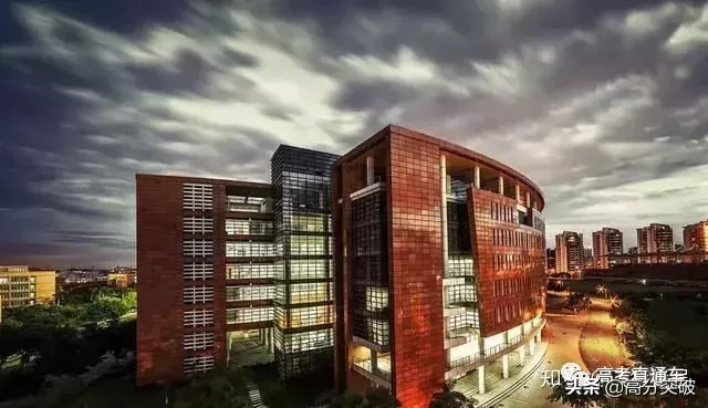 泡一整天都不够！国内那些美炸天的大学图书馆，你去过几个？