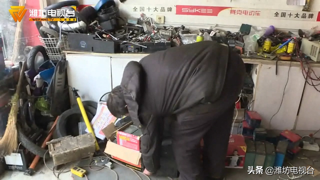 新车使用旧电瓶？找商家理论，以出保为由拒绝免费更换