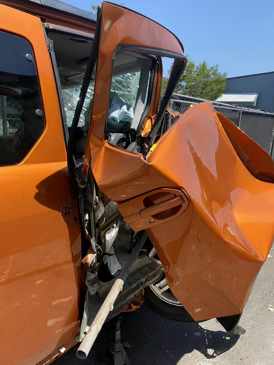特斯拉 Model 3 车主与醉驾车辆相撞，车头被撞烂无生命危险