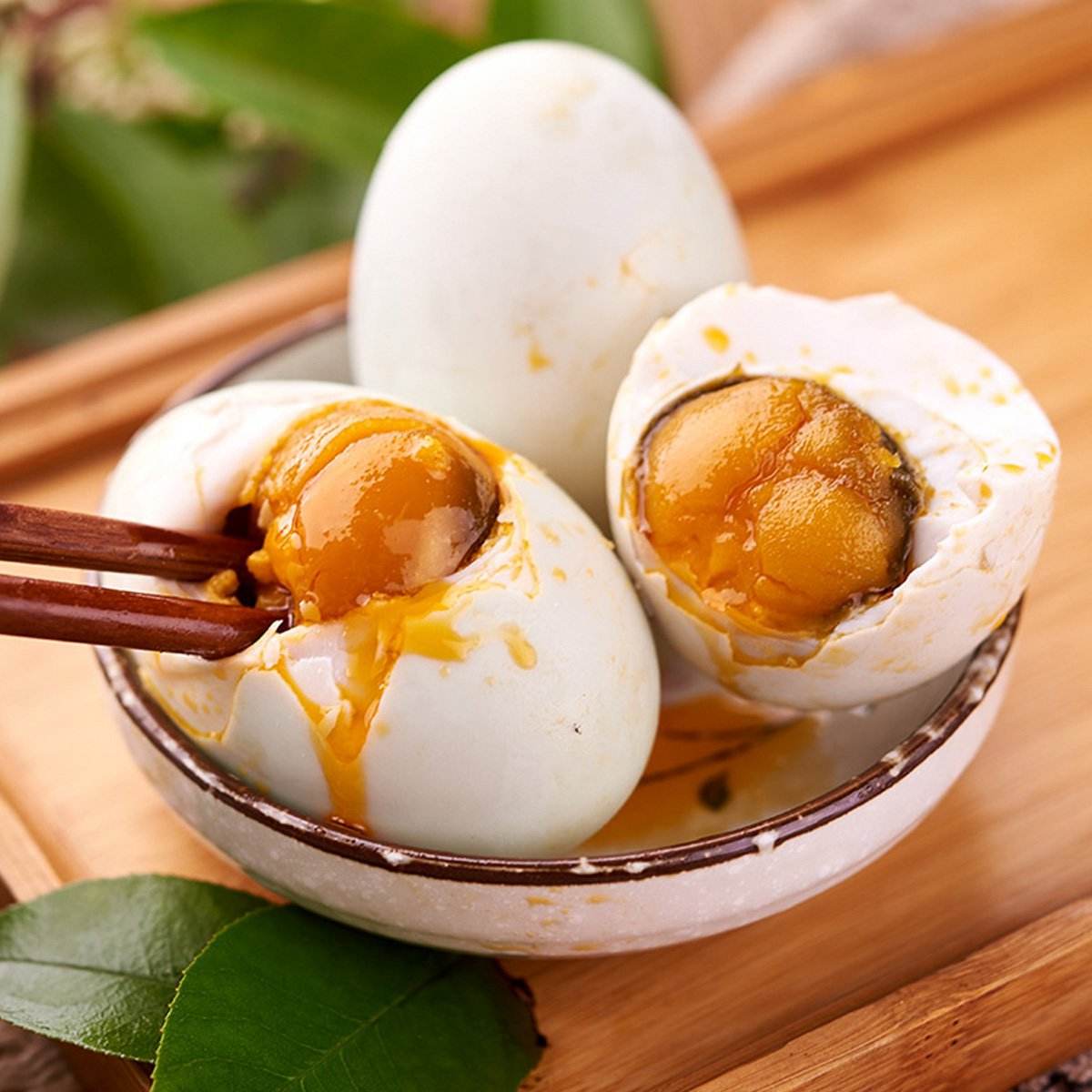 咸鸭蛋发臭别急着扔,不一定是坏了,用对方法处理后就可以吃了