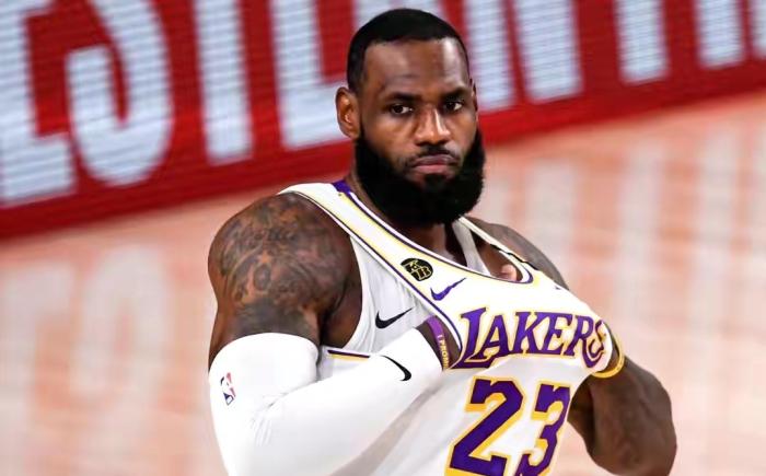 肖华上任后nba规则改了哪些(取消回放！NBA规则迎来重大改变，詹姆斯简短14字回应直指肖华)