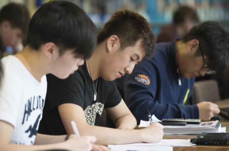 考生为自己估分405后痛哭，200分就能上大专，我这么努力有什么用