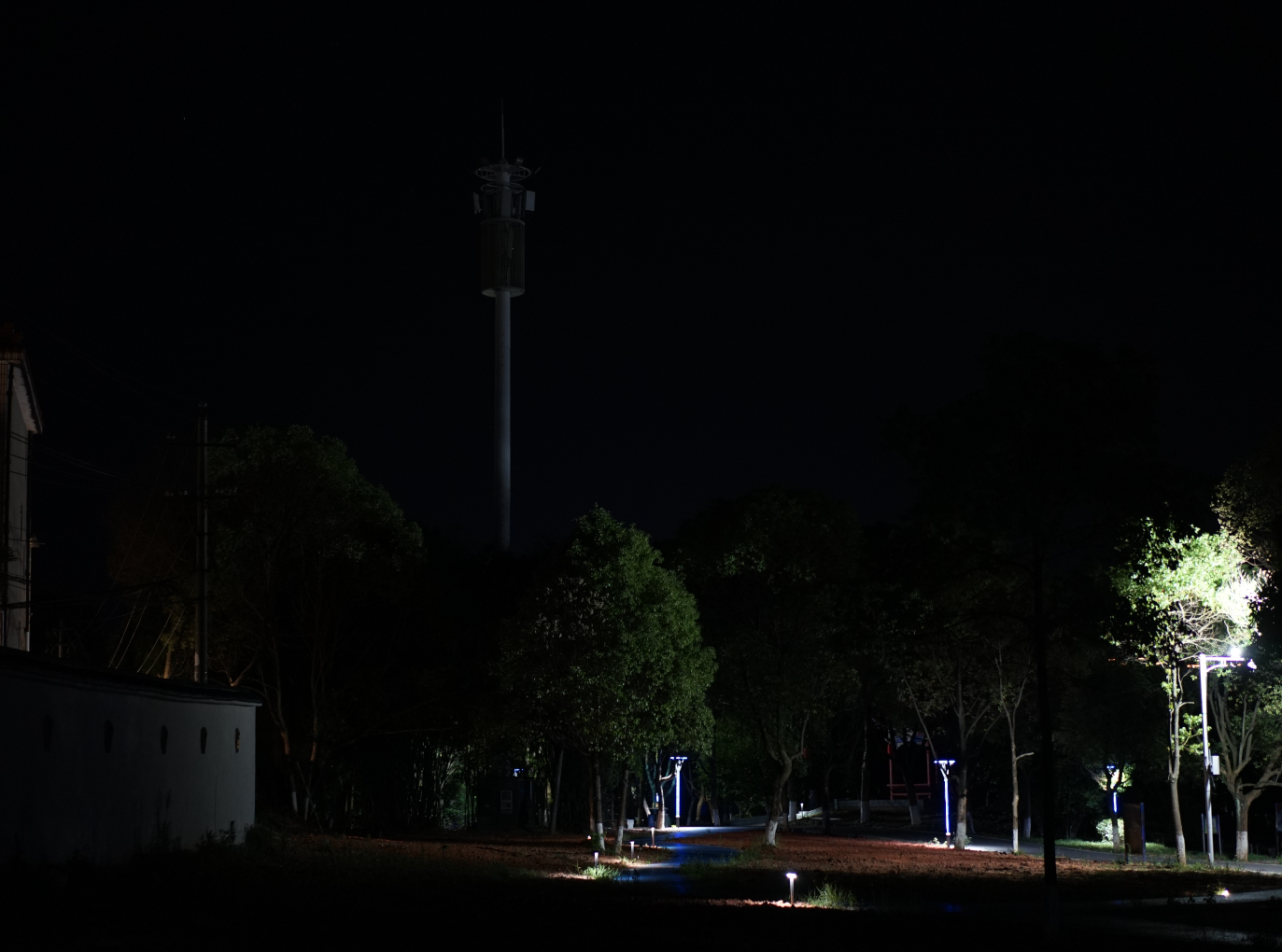 個頭大、亮度夠、續航長，還能變身充電寶！XTAR R30手電筒體驗