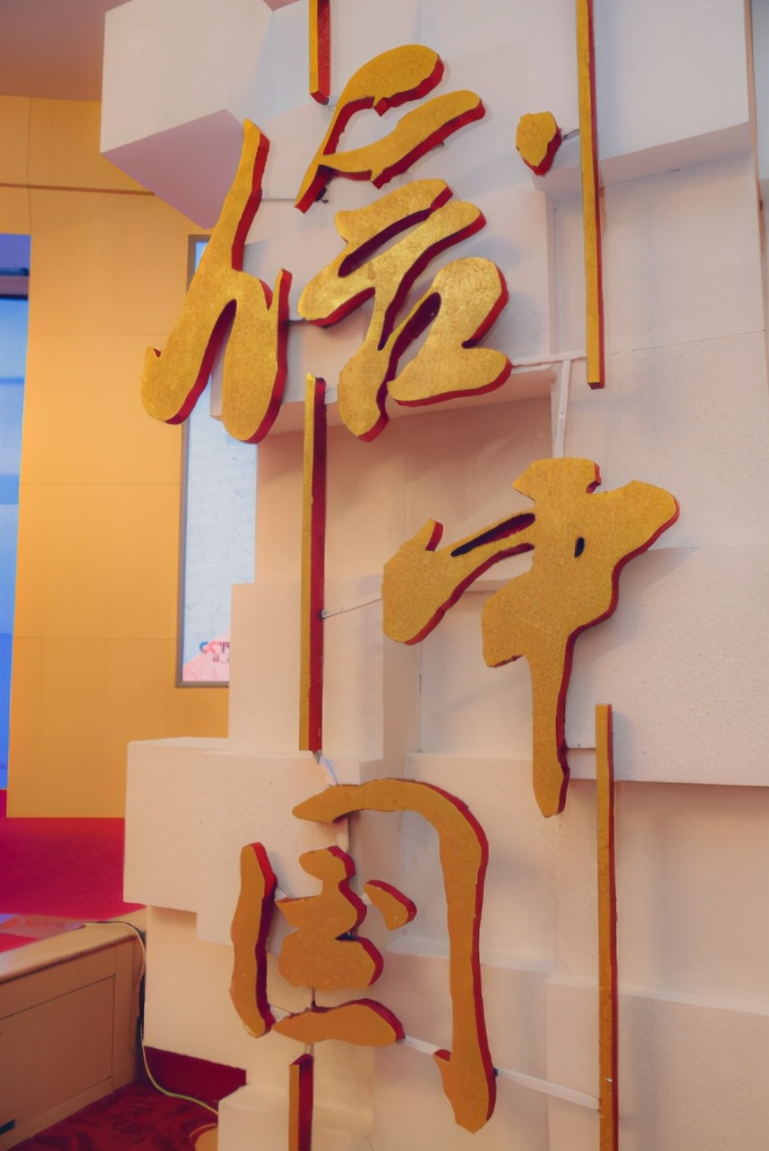 56岁朱军现身聚会，大佬聊天他指点人书法，一幅画曾卖130万
