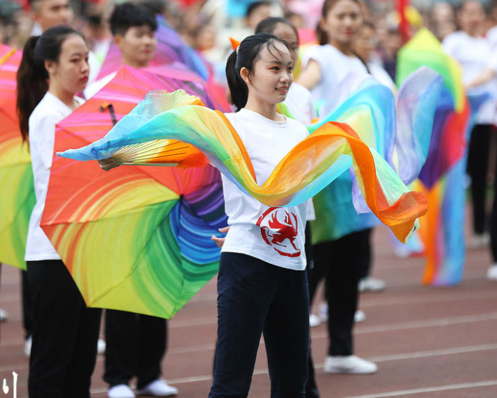 又一高校运动会出幺蛾子，女学生舞蹈惹争议，被评为不雅表演