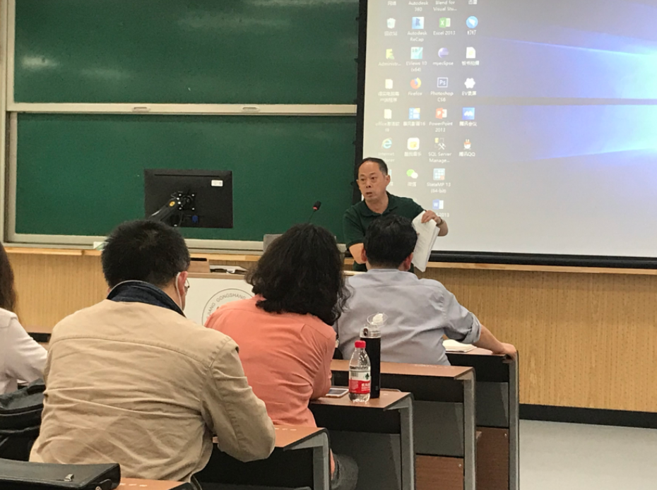 为防止学生逃课，大学老师费尽心思，“纸飞机”点名你见过吗？