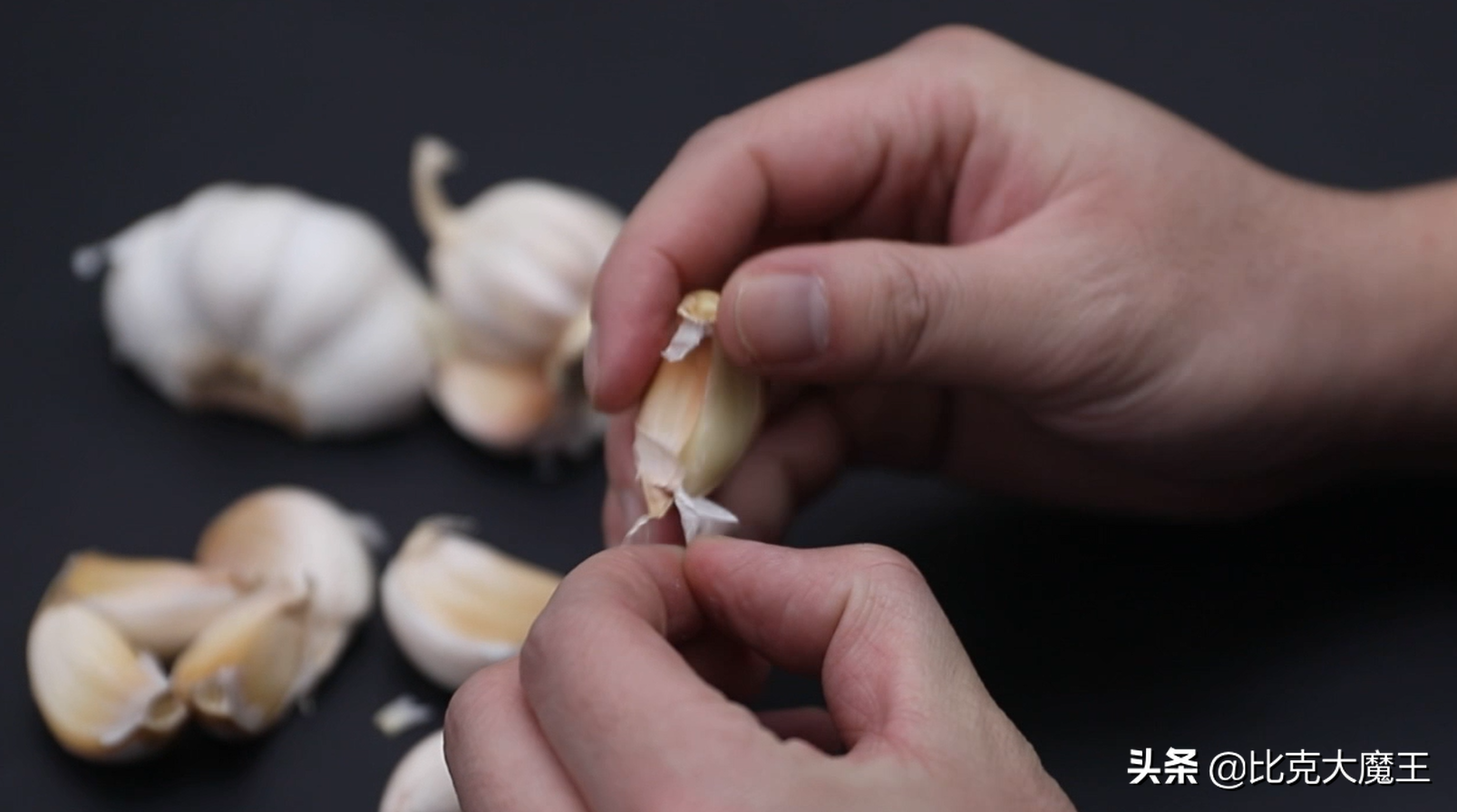剥大蒜还有简单技巧,只需轻轻一搓,大蒜皮自动脱落,太方便了